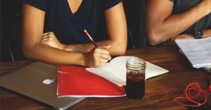 Accident du travail frauduleux : comment un détective privé protège l’employeur et constitue les preuves — Guide complet