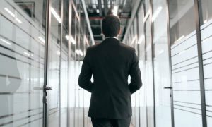 Il touchait le RSA depuis 14 mois et dirigeait une société à 200 000 € de chiffre d’affaires : l’enquête qui a tout mis au jour — Cas réel
